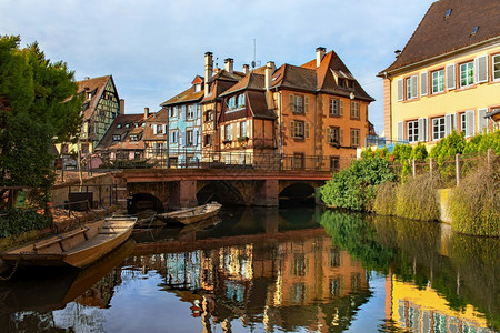 溪流城市的法国Alsace的Colmar历史城镇的建筑景象美艳克鲁特瑙图片