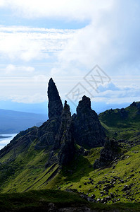 编队斯图尔的古老人摇摆岩石风平浪静的绿色景观和蓝天小跑苏格兰人图片