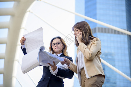 交易图表商业集团多样化伙伴企业会议信任相商人和瓦曼与现代城市亚洲团队合作协小组一起对话的现代城市同工商界人士共努力的交流概念与工图片