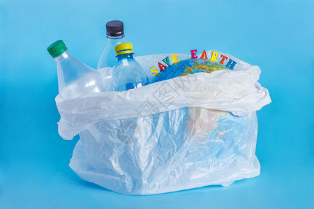 SAVEEARTH塑料瓶聚乙烯袋中的抽象地球蓝底背景由塑料地球日世界环境造成的污染地球生态问题概念保护象征损害图片