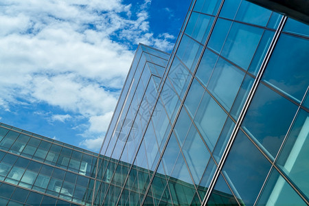 透明现代玻璃办公室建筑的低角度视野现代玻璃办公室建筑抽象背景外出办公玻璃建筑结构司玻璃窗Skyscraper公司大楼财务商业中心图片