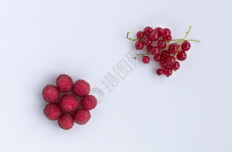 树莓和红花草的提取浆果位于光背景的对角高密钥里草莓和红花的图像位于光背景的对角以光背景为对角最佳食用水果图片
