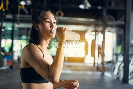 运动的美丽女员行使放松和饮用水的培训设备背景模糊健康生活和体育锻炼设备及理念并有复制空间妇女享有娱乐和饮水女孩快的图片