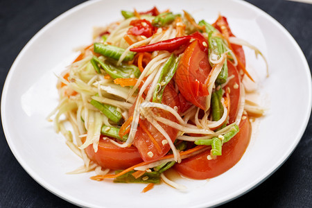 泰国辣食品木薯沙拉或泰语SomTam配有红辣椒番茄长豆和泰国酱传统的餐厅蔬菜图片
