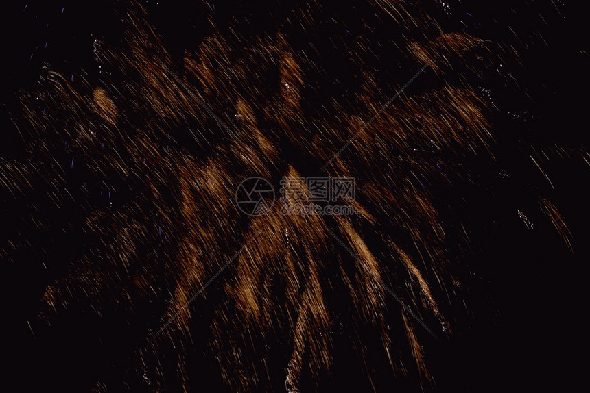 黑暗背景的烟花摘要关于深底背景的烟花摘要在夜空新年庆祝天的彩色烟花节庆新年为了金的节日图片