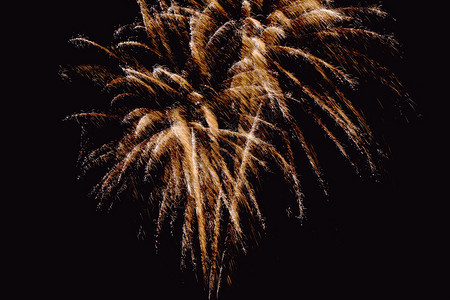 黑暗背景的烟花摘要关于深底背景的烟花摘要在夜空新年庆祝天的彩色烟花节庆新年火假期金的图片