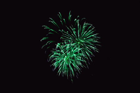 西班牙绿色黑暗背景的烟花摘要关于深底背景的烟花摘要在夜空新年庆祝天的彩色烟花节庆新年金的图片
