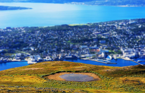 高的山湖散景背高清颜色水平的图片