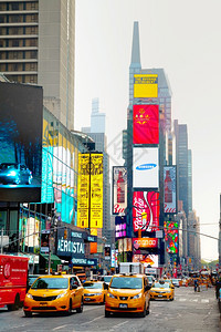 新的2015年月4日早上纽约市Irsqopos主要商业交叉路口及曼哈顿中城区位于百老汇街和七大道交处的街区校对Portnoy忙碌图片