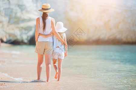 海洋岸成人年轻美丽的母亲和可爱小女儿在热带海滩玩得开心在加勒比海滩享受暑假的美丽母亲和女儿在加勒比海滩过着愉快的时光图片