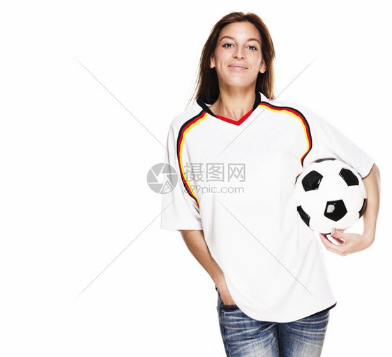 在下面身着足球衬衫手下有橄榄球的笑脸妇女身着足球衬衫怀白背着足球的双臂下微笑口袋图片