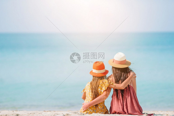 快乐的趣年轻美丽母亲和她可爱小女儿在海滩上加勒比的美丽母女享受暑假士图片