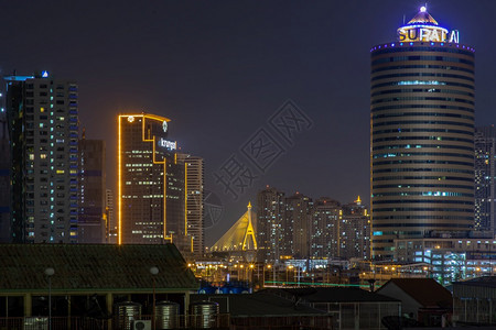建筑物泰国曼谷20年4月5日曼谷市中心夜景时在商业区美丽的暮光给城市带来了现代风格有选择的焦点镇黑暗图片