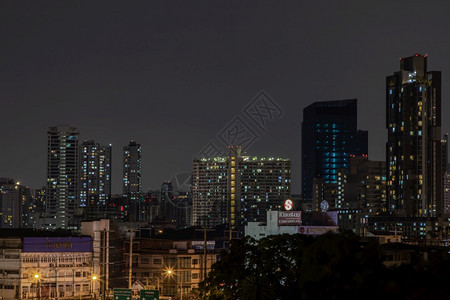 多云的晚上泰国曼谷20年4月5日曼谷市中心夜景时在商业区美丽的暮光给城市带来了现代风格有选择的焦点现代图片