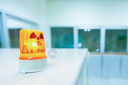 X射线实验室中辐射危险符号灯图片