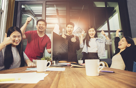 办公室里我们的工作充满了幸福感有创造力的女士自由职业者设计图片