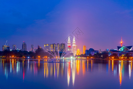 公司的吉隆坡市天际夜景水中反射风景现代的图片