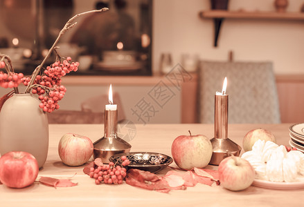 圣诞感恩节晚宴秋桌装饰带蜡烛红莓和苹果的温暖自然风味火焰晚上装饰图片