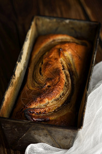 美味精细软面包质条配有压碎的坚果和蜂蜜芳香平底锅糖可口图片
