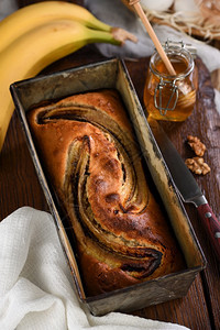 美味精细软面包质条配有压碎的坚果和蜂蜜芳香早午餐烘烤核桃图片