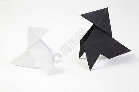 细节闲暇白色的传统日本造纸工艺品孤立术的两条折纸弓图片