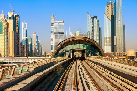 当代的铁路有摩天大楼的迪拜都市正在离开地铁站街道图片