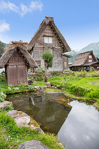 传统的字段红色日本历史悠久村春季白川地日本的旅行里程碑图片