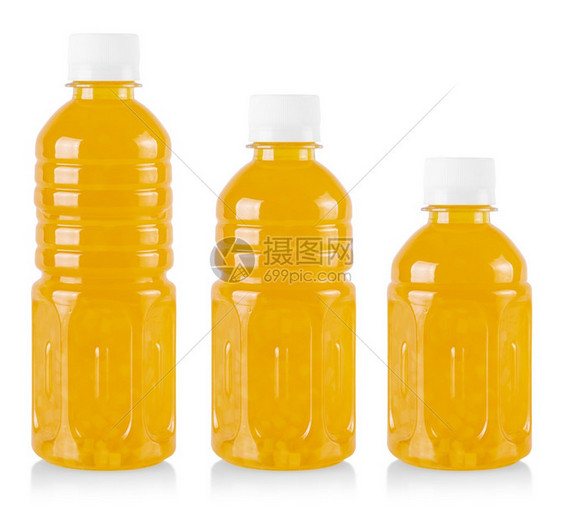 在一个塑料容器罐中的橙汁在白色背景上被孤立玻璃饮食水图片
