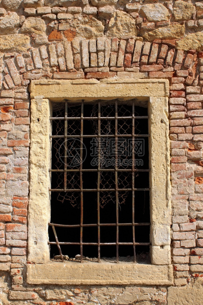 古老的窗户在中世纪城堡废墟上传统的乡村建筑学图片