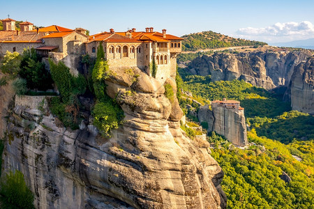 希腊美特罗拉修道院日希腊阳光夏岩石上有红色屋顶摇滚修道院在日出落卡兰巴景观崇拜图片
