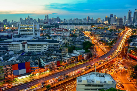 人口众多蓝色的曼谷市夜间是首都也泰国人口最多的城市之一泰国豪华图片