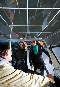 两名女讨论太阳能拖拉机的票价电男人驾驶图片