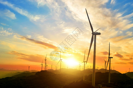 可持续的OizElic公园巴斯克地区风力涡轮机春天活图片