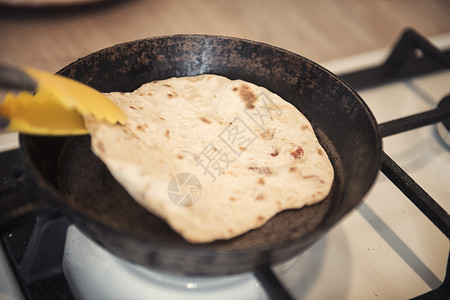 陀螺仪地中海食物旧煎锅上的希腊皮塔饼旧煎锅上的希腊皮塔饼图片