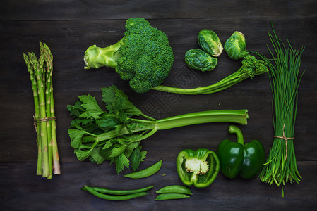 黑暗的荚复古色木制旧板上的新鲜绿色有机蔬菜Top视图图片
