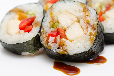 服务黄瓜切碎的带鲑鱼和蔬菜寿司卷宏观图片