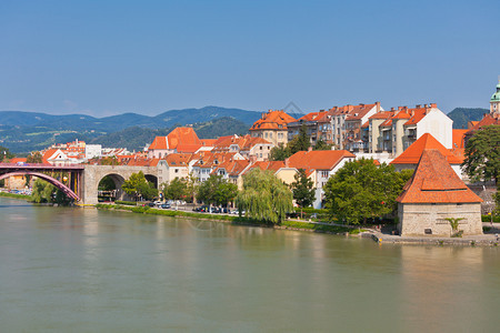 斯洛文尼亚语Maribor市堤岸的天线在阳光明媚的日子里斯洛文尼亚镇塔图片