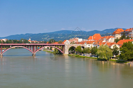 景观晴天塔Maribor市堤岸的天线在阳光明媚的日子里斯洛文尼亚图片