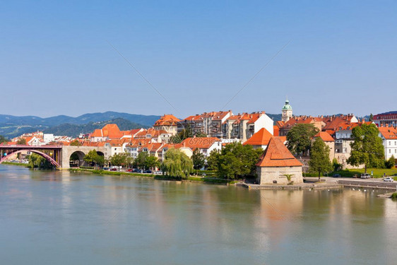 明亮的风景Maribor市堤岸的天线在阳光明媚的日子里斯洛文尼亚城市景观图片