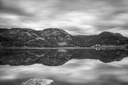 悬崖挪威Fjord的反省户外景观图片