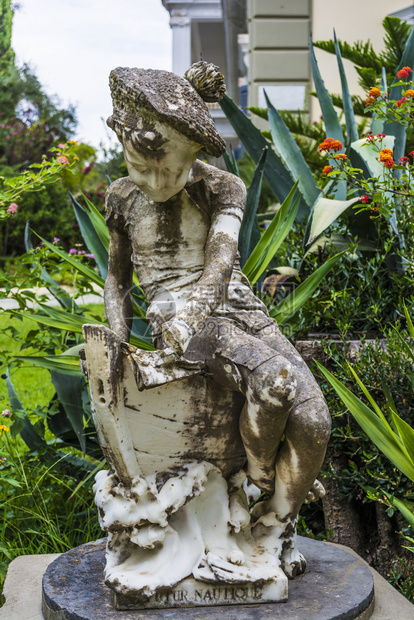 跟腱科孚岛阿喀琉斯宫的小雕塑阿喀琉斯宫位于科孚镇西南10公里处的Gastouri村小雕塑在科孚岛的阿喀琉斯宫希腊旅游的图片