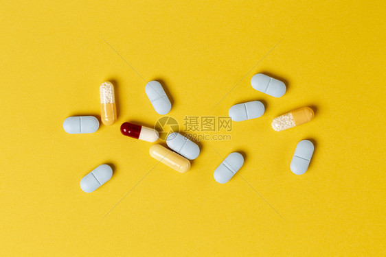 黄色背景下的各种药物胶囊图片