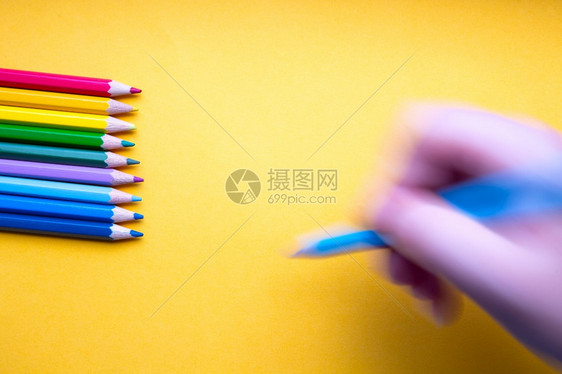 蜡笔白色的学校彩铅笔一排虹蓝铅笔手绘橙纸复古背景空间文本彩色铅笔一排虹复古背景图片