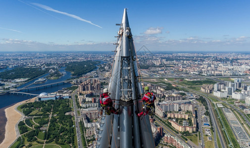挑战高处的工人安装员在摩天大楼的顶部工作高处的人安装员在摩天大楼的顶部工作建造高楼图片