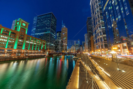 芝加哥河道城市风景流边美国市中心天际建筑和与旅游概念美国首都当代的夜晚摩天大楼图片
