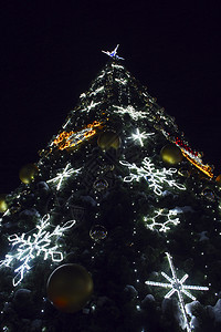 带节日花环的圣诞树带节日玩具和灯的新年树装饰品发光的冬季电图片