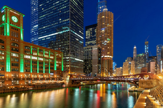 团结的晚上芝加哥河道城市风景流边美国市中心天际建筑和与旅游概念美国首都节日图片