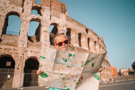体育馆人们旅游拥有城市的可爱小女孩在罗马的Colosseum面前意大利男孩在欧洲度过童年小女孩在意大利罗马的浩劫面前度过童年图片