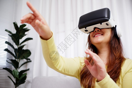 在家中戴虚拟现实眼镜的女生图片
