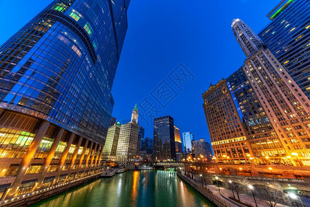 晚上芝加哥河道城市风景流边美国市中心天际建筑和与旅游概念美国首都反射目的地图片